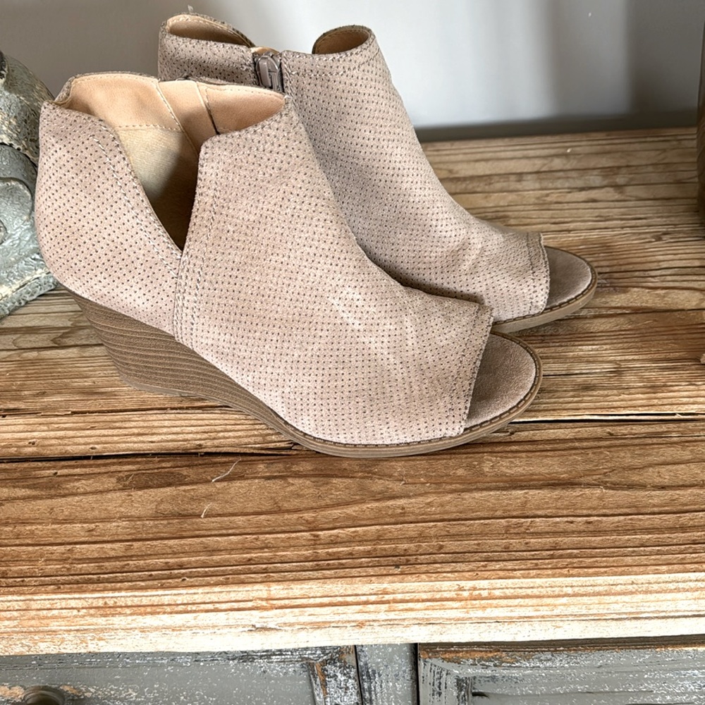 Open toe tan/taupe wedge bootie